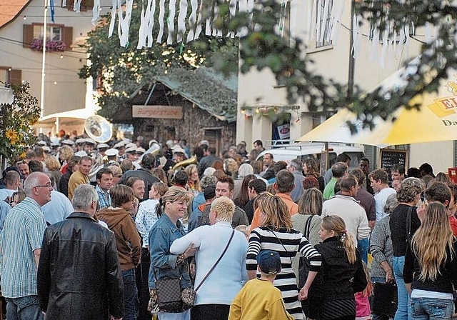 Lang ist’s her: Das letzte Gempenfest fand 2016 statt – das Foto ist noch etwas älter und zeigt, dass das kleine Dorf bei seiner Feier im Jahr 2007 pumpenvoll war. Foto: Archiv / Hein Dürrenberger