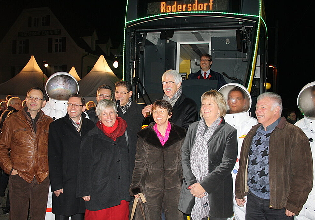 Freude herrscht: Regierungsrat Klaus Fischer (mit Flasche) war Taufpate des Tangotrams.   Foto: Dimitri Hofer