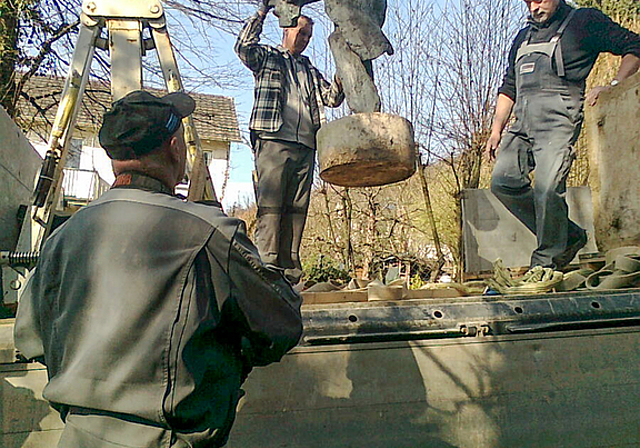 Abtransport ins Frankenland: Albert Schillings Skulptur «Salome» wird sorgfältig auf den Lastwagen gehievt.  Foto: ZVG