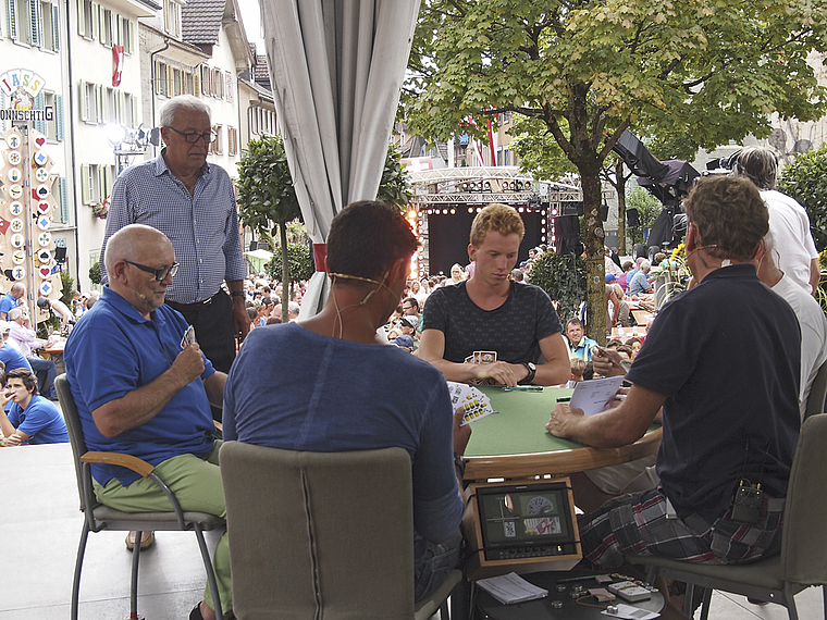 Der Jüngste war der Beste: Der Arlesheimer Simon Schaller (Bildmitte) erzielte in Uznach unter allen Jassern das beste Resultat. Hier eine Aufnahme noch während des Probelaufs vor der Live-Sendung.  Fotos: Tobias Gfeller