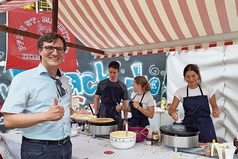 Beliebte Süssspeise: Gemeindepräsident Daniel Urech nimmt die lange Wartezeit gerne auf sich, um einen Crêpe der Pfadi St. Mauritius zu ergattern – ganz klassisch mit Zimt und Zucker.