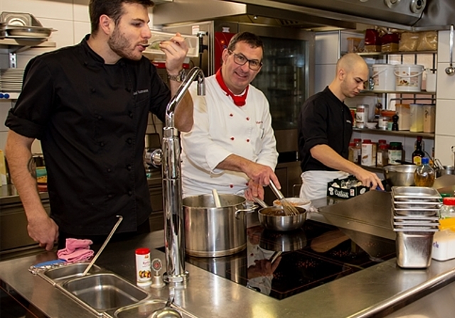 <em>Das Küchenteam im «Weissen Rössli»: </em>In Schwarz die beiden Weltmeisterschaftsteilnehmer Daniel Straumann (l.) und Jean-Michel Wittmer, dazwischen Philipp Straumann. Foto: Martin Staub