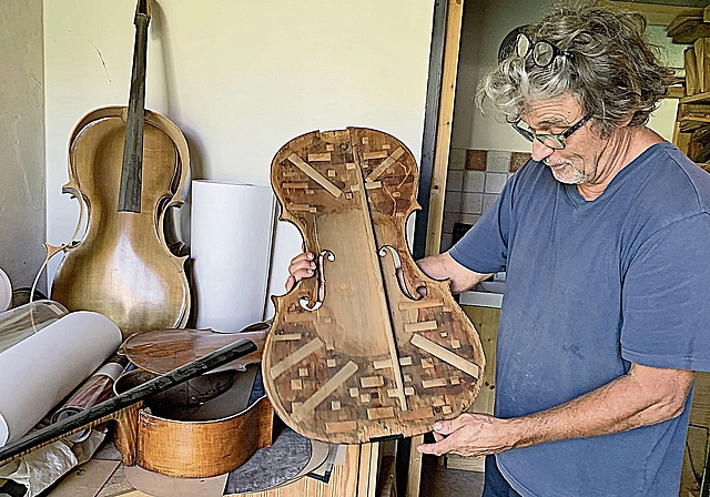 In der Werkstatt des Cellobauers: Die Decke eines alten italienischen Cellos wartet auf die Restauration. Foto: MARK RIKLIN