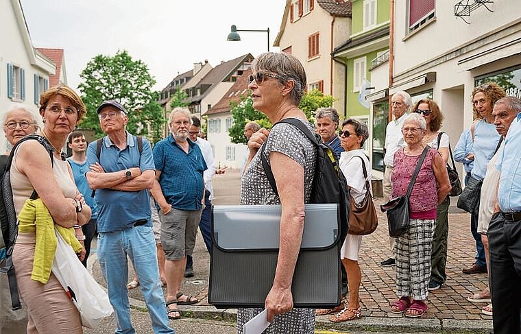 Führte bereits im Juni durchs Dorf: Die kantonale Denkmalpflegerin Brigitte Frei (Mitte) soll dies – wenn es nach der IG Fruschd geht – nun unterlassen müssen. Foto: Tobias Gfeller