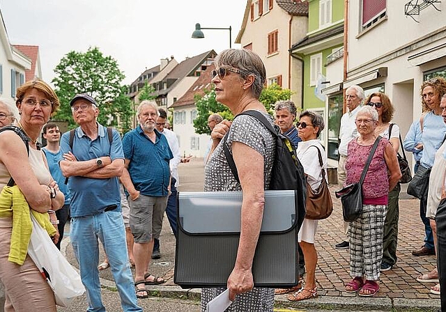 Führte bereits im Juni durchs Dorf: Die kantonale Denkmalpflegerin Brigitte Frei (Mitte) soll dies – wenn es nach der IG Fruschd geht – nun unterlassen müssen. Foto: Tobias Gfeller