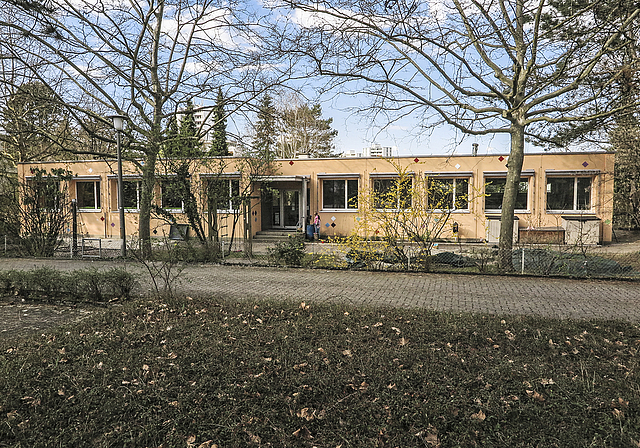 Es hat sich ausgestunken: Während 20 Jahren wurde erfolglos versucht, die üblen Gerüche im Kindergarten Thiersteiner-strasse in den Griff zu kriegen. Jetzt fährt der Abrissbagger auf. Foto: Edmondo Savoldelli