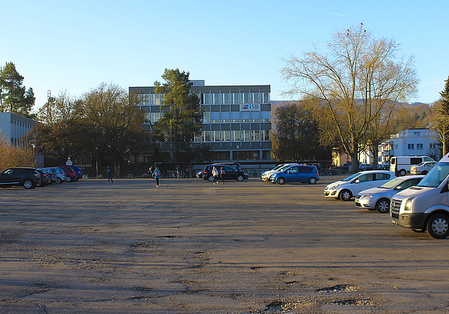 Parkplatz bleibt: Statt neuer Wohnungen werden vor dem Schulhaus Fiechten weiterhin Fahrzeuge zu finden sein.  Foto: Caspar Reimer