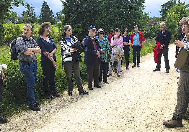 Wildtiere brauchen Raum: Peter Jenzer vom Naturschutzverein Arlesheim (ganz rechts) erklärt beim Rundgang in der Ermitage die Zusammenhänge zwischen Siedlungsdruck und Wildtierverhalten.  Foto: Axel Mannigel