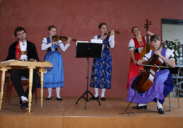 Original Appenzeller Streichmusik: Roland, Christine, Madlaina, Marcella und Laraina Küng mit einer Mazurka.   Foto: Jürg Jeanloz