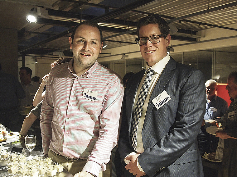 Gastgeber und Präsident: (v. l.) Daniel Hofer von der Stöcklin Küchenmöbelfabrik AG und Michael Dreier vom Gewerbeverein.  Foto: Tobias Gfeller