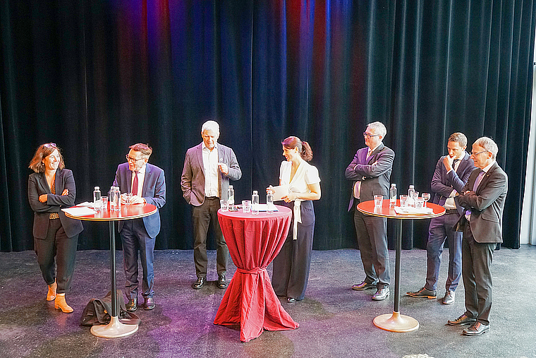 Angeregte Diskussion: (v. l.) Franziska Roth (SP), Pirmin Bischof (Die Mitte), Felix Wettstein (Grüne), Moderatorin Fabia Maieroni, Remo Ankli (FDP), Christian Imark (SVP) und Dieter Künzli (GLP). Foto: Tobias Gfeller