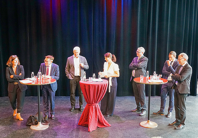 Angeregte Diskussion: (v. l.) Franziska Roth (SP), Pirmin Bischof (Die Mitte), Felix Wettstein (Grüne), Moderatorin Fabia Maieroni, Remo Ankli (FDP), Christian Imark (SVP) und Dieter Künzli (GLP). Foto: Tobias Gfeller