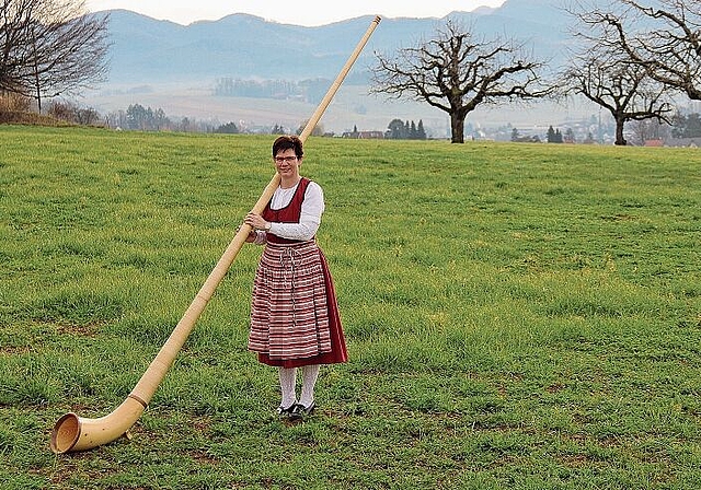 Alphornbläserin: Marlies Linder liebte schon als Schulmädchen in Brislach die heimatlichen Klänge des Alphorns, obwohl sie damals Klavier spielen lernte.