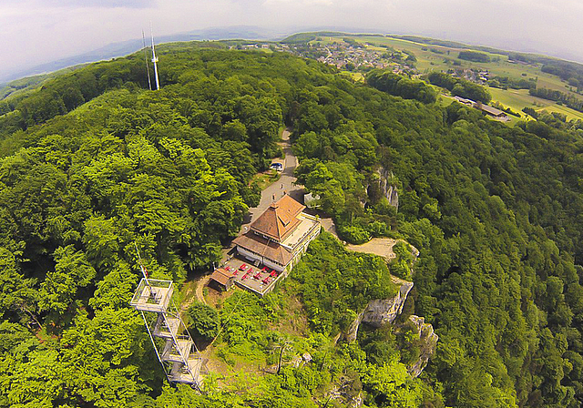 Landschaftsschutzzone: Wird das Restaurant Gempenturm ausgebaut, muss es modern sein. So will es der Kanton.   Foto: ZVG