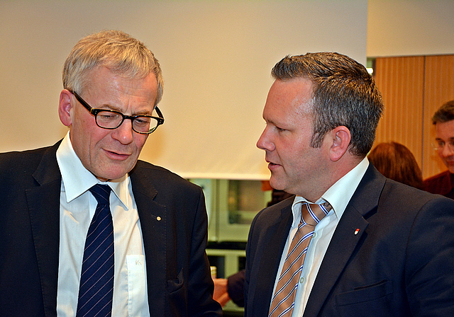 Pro und contra: Kantonsrat Silvio Jeker (r.) und Nationalrat Kurt Fluri tauschen sich nach der Diskussion aus.  Foto: Roland Bürki