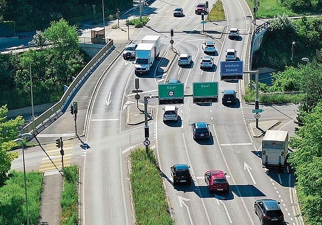 Bevor die Bagger auffuhren: Die Bruggstrasse, hier noch ohne Baustelle, ist eine zentrale Verbindungsstrecke zwischen Dornach und Reinach. Foto: Wochenblatt Archiv / ZVG