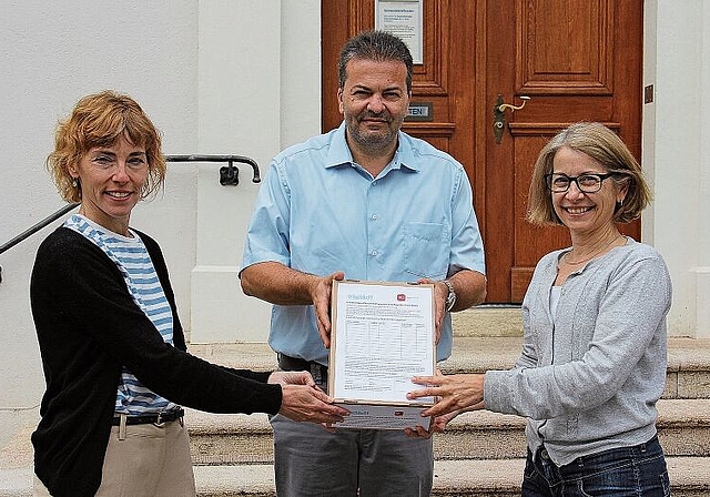 Vor dem Gemeindehaus: Noëmi Sibold (l.), SP-Co-Präsidentin, und Nicole Barthe, Frischluft-Co-Präsidentin, übergaben die Unterschriften an den stellvertretenden Verwaltungsleiter der Gemeinde, Thomas Hamann. Foto: ZVG