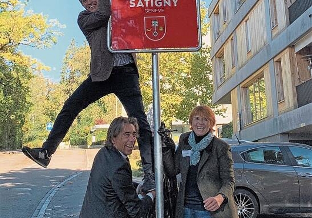 Ortsschilder werden eingeweiht: Pascal Leumann (Gemeinderat, oben), René Piesker (Säulizunft) und Anne Penet (Maire de la commune de Satigny). Foto: Florin Bürgler