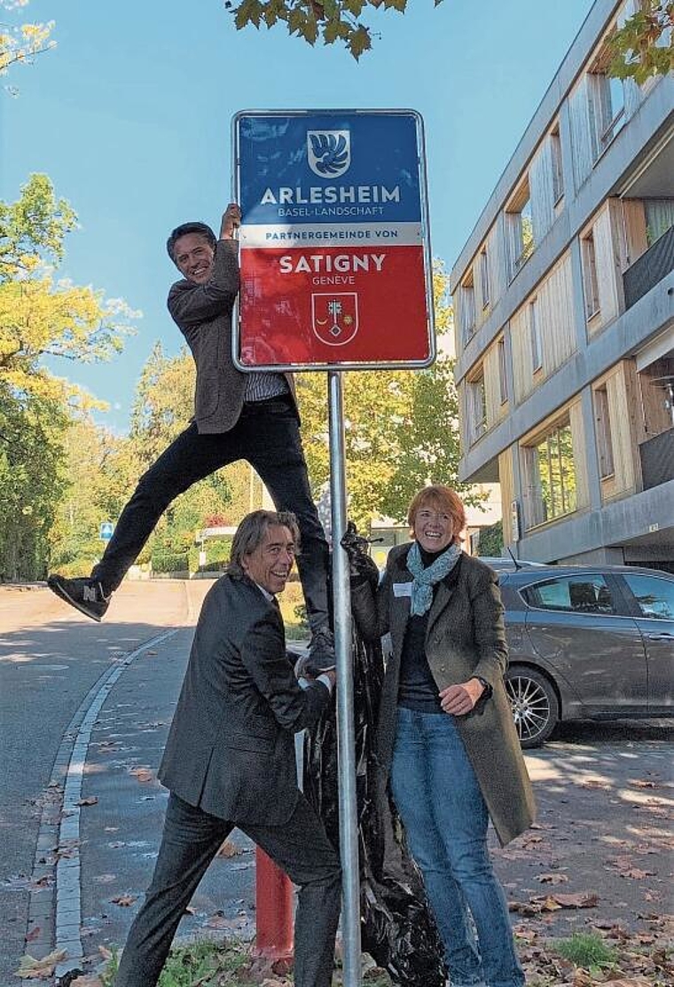 Ortsschilder werden eingeweiht: Pascal Leumann (Gemeinderat, oben), René Piesker (Säulizunft) und Anne Penet (Maire de la commune de Satigny). Foto: Florin Bürgler