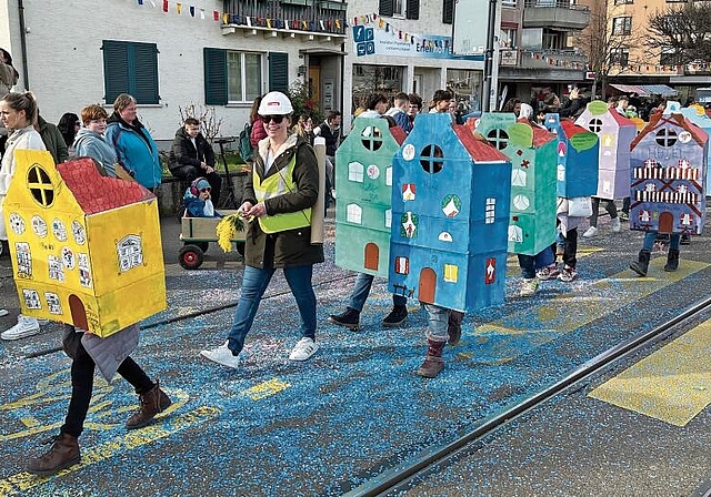 «Luftqualität 2/5 Punkte»: Die als Häuser verkleideten Schülerinnen und Schüler spielten unter anderem auf die Luftqualität in den Schulhäusern in Reinach an. Fotos: Caspar Reimer
