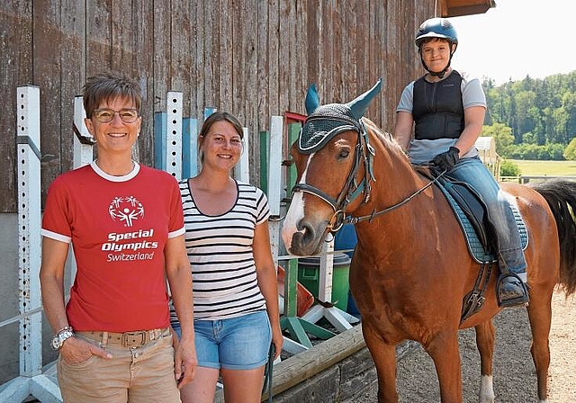 Reisen nach Berlin: Lea Perren auf Freibergerwallach Gulliver, Trainerin Gisela Imark (links) und Pferdebesitzerin Johanna Kühnle. Foto: Tobias Gfeller