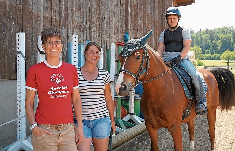 Reisen nach Berlin: Lea Perren auf Freibergerwallach Gulliver, Trainerin Gisela Imark (links) und Pferdebesitzerin Johanna Kühnle. Foto: Tobias Gfeller