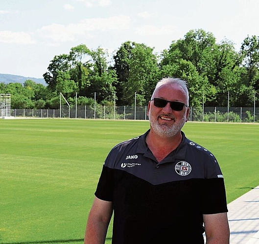 Neue Sportanlage zum 100-Jahr-Jubiläum: FCM-Präsident Tobias Hofer vor den neuen Feldern. Foto: Benedikt Kaiser