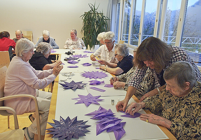 Bastelarbeit zum Fest: Seniorinnen und Senioren des Alters- und Pflegeheims Hofmatt arbeiten am Adventsfenster.  Foto: Tobias Gfeller