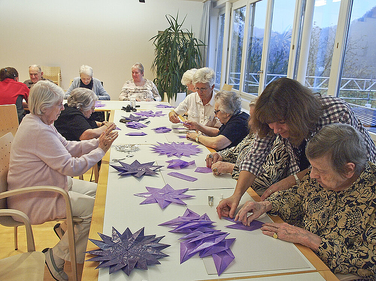 Bastelarbeit zum Fest: Seniorinnen und Senioren des Alters- und Pflegeheims Hofmatt arbeiten am Adventsfenster.  Foto: Tobias Gfeller