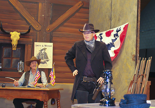 Bald ist High Noon: Alfred Strösslin als Sheriff Finneisen (l.) und Jean Schär als Rob Anders geben ihrer Szene den letzten Schliff.  Foto: Caspar Reimer