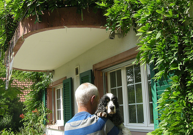 «Der Einbrecher hielt sich an der Glyzinie fest.» M. M. – hier mit seinem Hund – erzählt, wie der Einbrecher auf den Balkon gelangte. Foto: Andrea Mercier