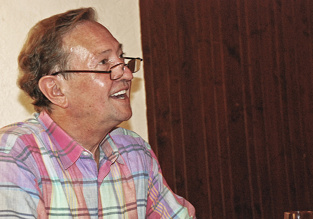 Charmanter Schotte: Der Schriftsteller Martin Walker beim Signieren seines neuen Buches.  Foto: Thomas Brunnschweiler