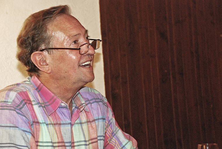 Charmanter Schotte: Der Schriftsteller Martin Walker beim Signieren seines neuen Buches.  Foto: Thomas Brunnschweiler