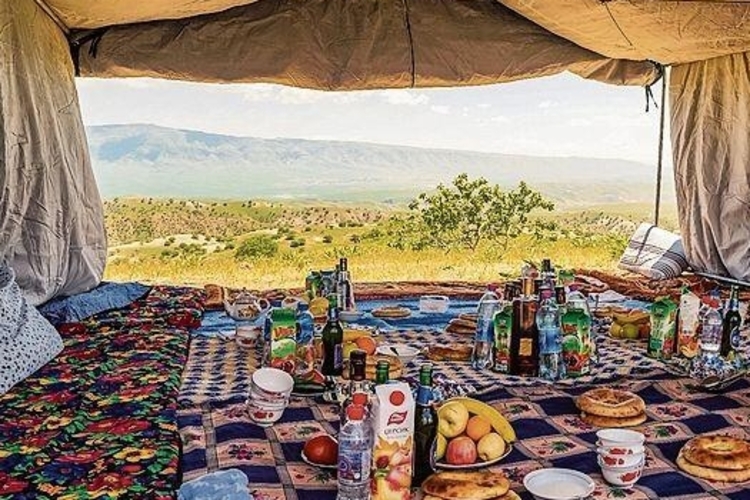 Eindrückliche Landschaften: Der Blick aus einem typischen tadschikischen Picknick-Zelt.