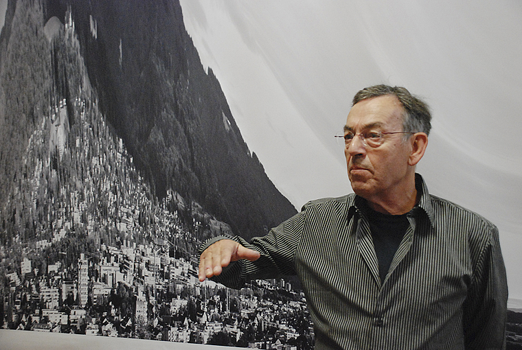 Reinach mit Viertausender. Der zwischen Reinach und New York pendelnde Künstler Karl Gerber vor einem wandfüllenden Verzerrungsbild.  Foto: Thomas Brunnschweiler