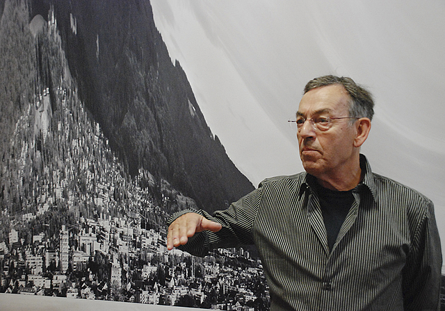 Reinach mit Viertausender. Der zwischen Reinach und New York pendelnde Künstler Karl Gerber vor einem wandfüllenden Verzerrungsbild.  Foto: Thomas Brunnschweiler