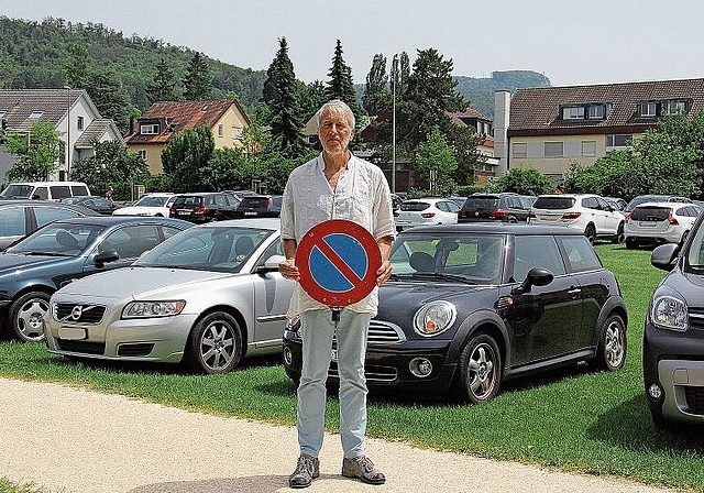 Hat die Nase voll von Abgasen: Marco Gigli will hier mehr Biodiversität statt Autos. Foto: Tobias Gfeller