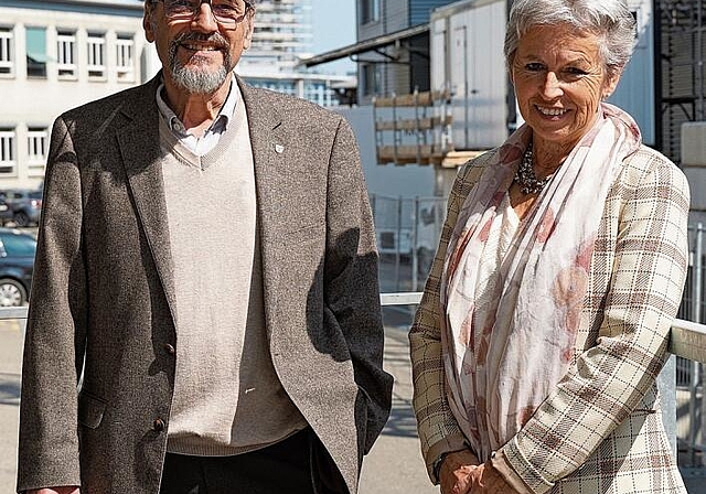 Sehen grosse Chancen im neuen Unistandort: Der für Raumplanung zuständige Gemeinderat Daniel Altermatt und Gemeindepräsidentin Jeanne Locher. Foto: Tobias Gfeller