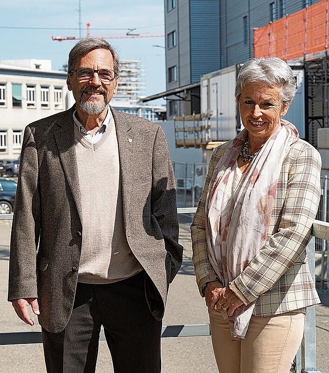 Sehen grosse Chancen im neuen Unistandort: Der für Raumplanung zuständige Gemeinderat Daniel Altermatt und Gemeindepräsidentin Jeanne Locher. Foto: Tobias Gfeller