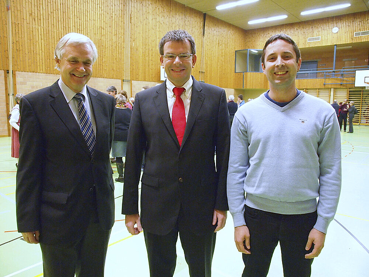 Amtsübergabe: Ernst Singeisen (l.), aktueller Leiter der Aescher Finanzverwaltung, übergibt Ende Jahr an Peter Baer (r.). In der Mitte: Finanzchef Andreas Spindler.  Foto: Tobias Gfeller