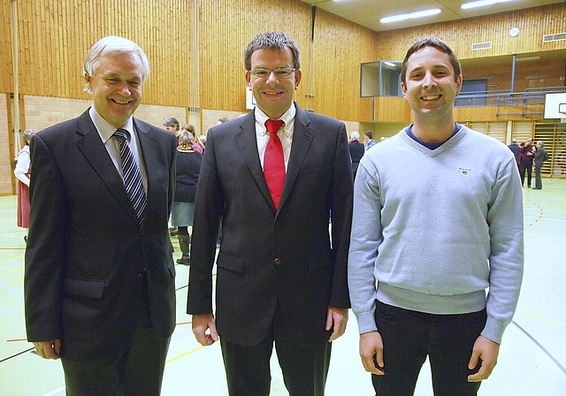 Amtsübergabe: Ernst Singeisen (l.), aktueller Leiter der Aescher Finanzverwaltung, übergibt Ende Jahr an Peter Baer (r.). In der Mitte: Finanzchef Andreas Spindler.  Foto: Tobias Gfeller