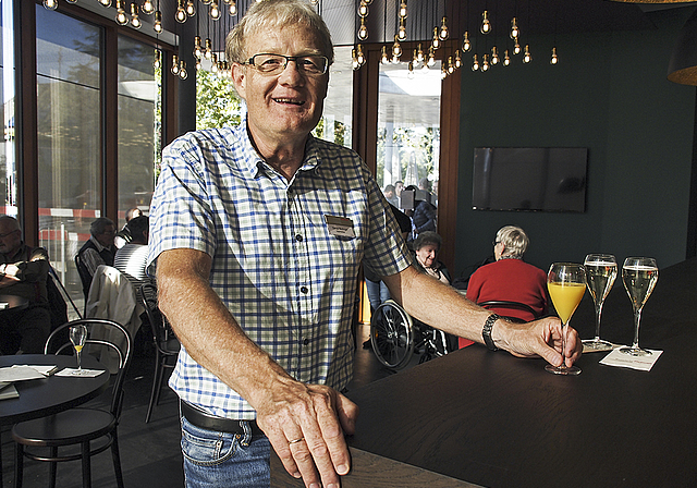 In der Hofmatt-Bar kurz mal relaxen können: Heimleiter Daniel Bollinger gönnt sich einen Saft.  Foto: Tobias Gfeller