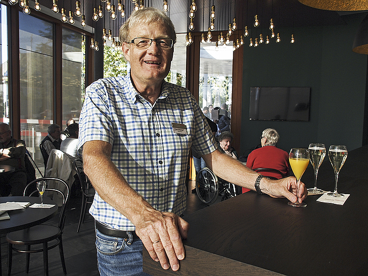 In der Hofmatt-Bar kurz mal relaxen können: Heimleiter Daniel Bollinger gönnt sich einen Saft.  Foto: Tobias Gfeller