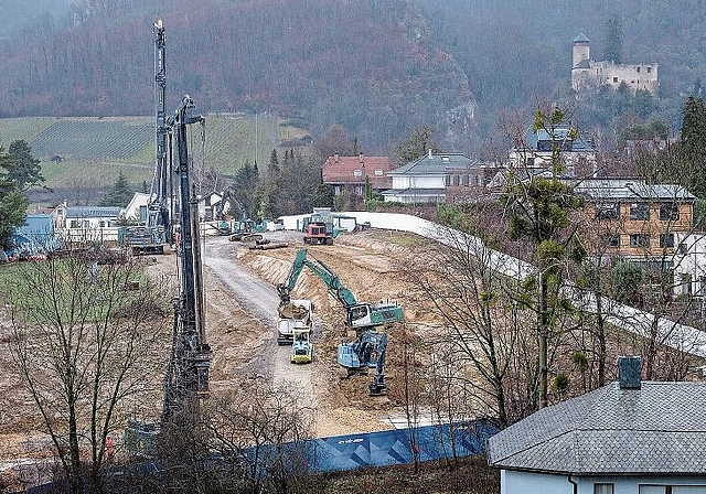 Nach Wasserproben: Kritiker befürchten, dass die Überbauung dem Feuchtgebiet Schwinbach-Aue (links) schaden könnte. 
