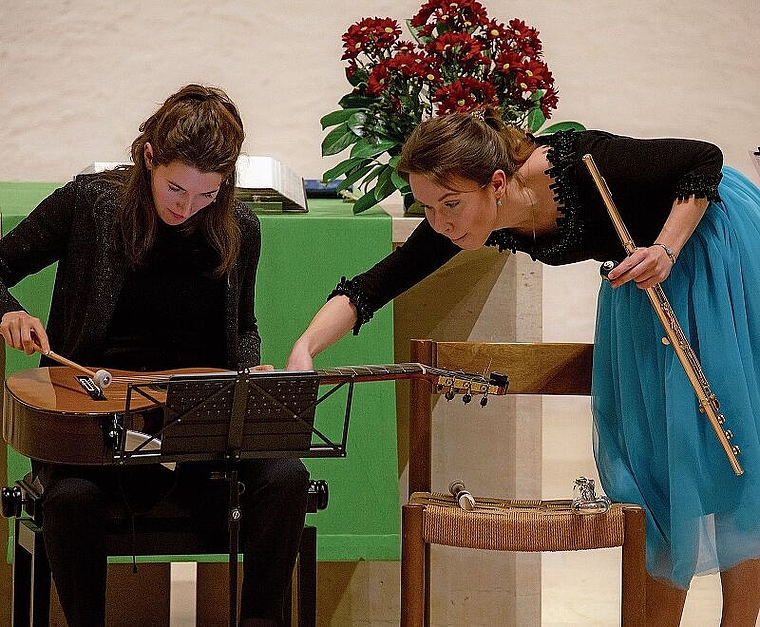 Ziehen sämtliche Register: Flötistin Evgeniya Spalinger spielt Gitarre, Gitarristin Marisa Minder Schlagzeug. Foto: Martin Staub