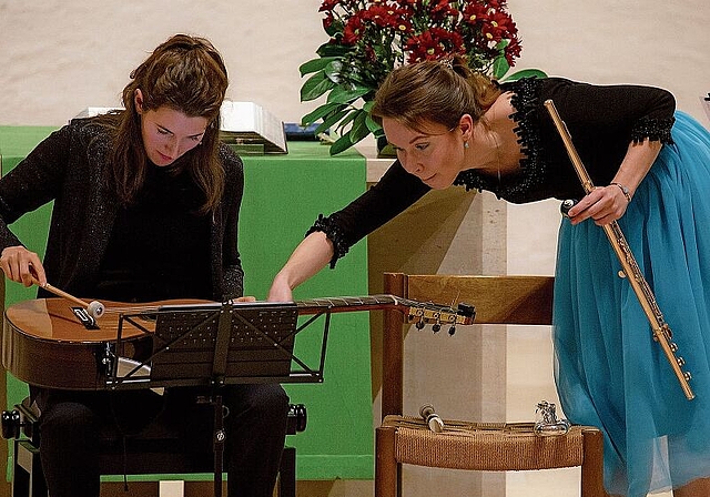 Ziehen sämtliche Register: Flötistin Evgeniya Spalinger spielt Gitarre, Gitarristin Marisa Minder Schlagzeug. Foto: Martin Staub