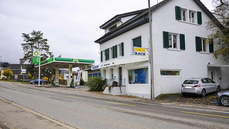 Kostet 2,3 Millionen Franken: das Käch-Areal, bestehend aus drei Gebäuden und einer Tankstelle.  Foto: Fabia Maieroni