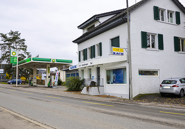 Kostet 2,3 Millionen Franken: das Käch-Areal, bestehend aus drei Gebäuden und einer Tankstelle.  Foto: Fabia Maieroni