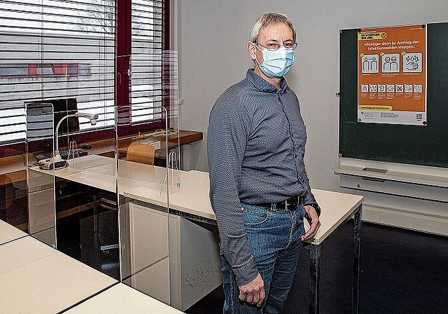 Umfassendes Schutzkonzept: Dazu kommen nun die wöchentlichen PCR-Tests. Konrektor Marcel Humair ist verantwortlich für das Covid-19-Monitoring am Gymnasium Laufen. Foto: Martin Staub