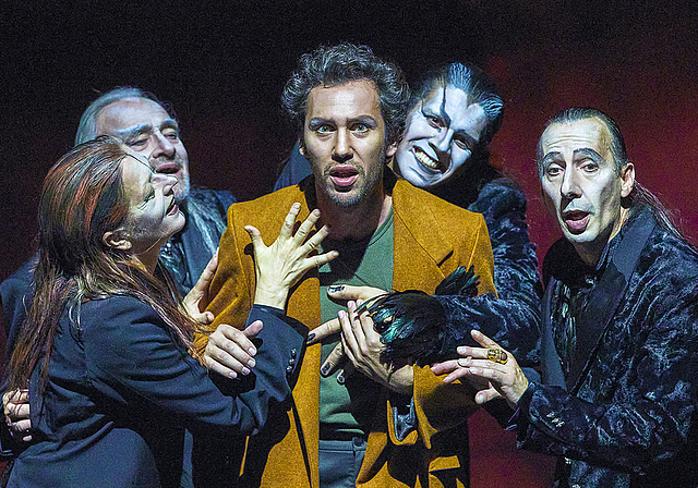 Faust, umgarnt von den vier Mephisti (v. l.): Barbara Stuten, Urs Bihler, Bernhard Glose, Rafael Tavares und Markus Schönen.  Foto: Lucia Hunziker / ZVG